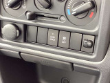 片輪が空転した場合にこのスイッチを押すことでもう一方のタイヤの駆動力に伝達!ぬかるみなどからの脱却を用意にするデフロックスイッチ!