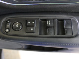 ドアスイッチパネルには電動格納ミラー・ミラーコントローラー、パワーウインドウ・ドアロック集中スイッチを配置しています。