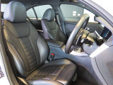 スポーツシート(運転席&助手席):電動調節式サイドサポート付シートバックによって乗員をホールドします。シートの前後、角度、高さ調節が可能で、大腿部を支えるサイ・サポート(マニュアル調節式)も装備。