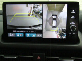 フロント、リア、左右ドアミラー下のカメラから得た情報をコンピューターが解析。クルマをまるで上空から見下ろしたように路面を映し出すグラウンドビューをはじめ状況に応じた映像をナビ画面に表示します。