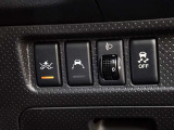 運転席の右側にはエマブレ、VDC、LDW、ヘッドライトレベライザーのスイッチが有ります。