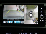 フロント、リア、左右ドアミラー下のカメラから得た情報をコンピューターが解析。クルマをまるで上空から見下ろしたように路面を映し出すグラウンドビューをはじめ状況に応じた映像をナビ画面に表示します。