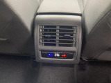 3ゾーンフルオートエアコンを装備。運転席助手席後席(二列目)でそれぞれお好みの温度に設定できます。