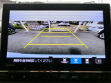 リアカメラが装備されているので、バックにギアを入れればカーナビの画面に映像が連動します。駐車が苦手な方でも大画面にガイドラインで安心駐車。