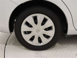 タイヤサイズは175/65R15!納車前の点検時にタイヤ交換させていただきます!ホイールキャップに傷があります。