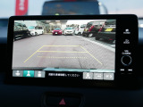 【バックカメラ】バックカメラ搭載で、後方の視界がクリアに!駐車時や後出後に安心して操作ができます。障害物を確認し、スムーズな駐車をサポートします。