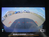 フロントカメラからの映像は、センターインフォメーションディスプレイに表示されます。