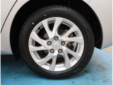【タイヤ・ホイール】タイヤサイズ205/55R16の純正アルミホイールです。タイヤ溝は約8mmになります。