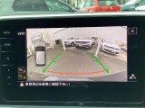 リヤビューモニター搭載。ギヤセレクターレバーをリバース(R)に入れると、リヤエンブレムに内蔵されたカメラが後方の映像をディスプレイに映し出し車両後退時の安全をサポートします。
