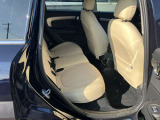 リヤシート中央にエアコンの吹き出し口がございますので、後部座席乗車の方も快適にご移動できます。
