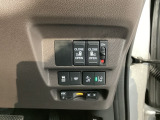 両側電動スライドドアは運転席から操作ができるスイッチが付いています。Hondaセンシング用のVSA(ABS+TCS+横滑り抑制)解除などのメインスイッチやその下にETCがついています。