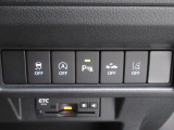 豊富な装備も魅力的!各機能の切り替えボタンは運転席前方に配置。