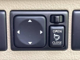 【電動格納ミラー】ボタン一つでミラーの開閉ができるので狭い場所での駐車も安心です。