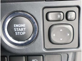 《エンジン始動パワースイッチ》エンジン起動はブレーキを踏みながらパワースイッチを押すだけです。カバンやポケットに携帯していればスマートキーを取り出す必要もないので便利ですね!