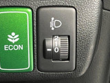 【ヘッドライトレベライザー】ヘッドライトが車両前方を照射する際、手動で方向を変えることができ暗い道でも明かりを照らし見やすいように調整できます。