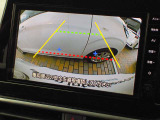 シフトレバーを「R」に入れると、自動的に車両後方がカラーでモニターに表示されます。大画面に目安線も表示されるので、とても分かりやすいですね!!
