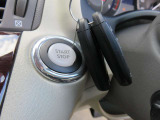 インテリジェントキーです!ポケットやかばんの中に入れたままでもドアロックの開閉からエンジンの始動・停止ができます。しかも、スペアキーもしっかりありますよ。