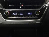運転席側と助手席側でお好みの温度設定ができるデュアルオートエアコンで車内はいつでも快適!