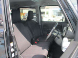 フロントシート:正確なシートポジションに合わすことで、より安全な運転につながります。