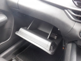 助手席前には車検証入れ等書類一式を収納できるグローブボックスがございます。