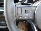 オーディオ操作などが可能なステアリングスイッチ付いてます。ハンドルから手を離さずに操作出来ますので安全運転に貢献します。