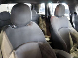 運転席の高さは座席横のペダルで自由に調整できます。座席を高くすると、視界も良好になります。