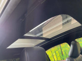 【ムーンルーフ】車内の解放感が一気に上がる大型パノラマルーフに調光機能がプラス!日差しが強い時、シェードを閉めなくてもガラスの透明度を調整することで心地よい明るさに♪