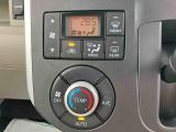 【オートエアコン】一度温度設定すれば、車内の温度を検知し風量や温度を自動調整。 暑いや寒いと何度もスイッチ操作をする必要がありません。快適な車内空間には必須の機能ですね♪