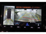 車両を上から見たような映像表示するパノラミックビューモニター付きバックモニター。