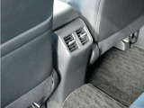 リア席専用のエアコン吹き出し口も装備されており、みんなで快適ドライブ!