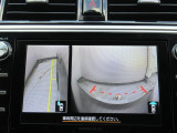 左前タイヤ付近をモニターできるサイドビューカメラと、フロントカメラを装備し、ナビ画面に映し出すことができます。