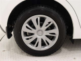 タイヤサイズは185/65R15!納車前の点検時にタイヤ交換させていただきます!ホイールキャップに傷があります。