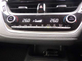 エアコン操作パネルの画像です。運転席側と助手席側で別々に温度調節可能です。