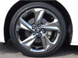 RSグレード専用デザインのスパッタリング塗装大径18インチ5スポーク純正アルミホイール。タイヤサイズは225/45R18