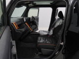 運転席&助手席シートヒーター付き。座面をすばやく温めて寒い日のドライブを快適にします。