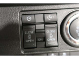 両側電動スライドドアのスイッチ付です。車内からもスイッチひとつで楽にドアの開閉が可能です。電動なので開閉時に力を使う必要がなく、半ドアになることもありません!