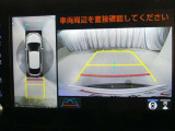 バックモニター&パノラミックビューモニター♪車両の前後左右に搭載した4つのカメラの映像を合成し、車を真上から見ているような映像を表示♪