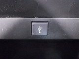 USB接続ポートはセンターコンソールの中にあります!