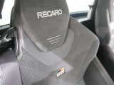 シートは RECAROを装備しており体によくフィットするシートです。