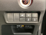Hondaセンシング用の、VSA(ABS+TCS+横滑り抑制)解除とレーンキープアシストシステムのメインスイッチなどはハンドル右側に装備。また、テールゲートオープナーのスイッチで車内から開閉できます。