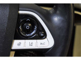 【レーンディパーチャーアラート】道路上の白線(黄線)をカメラで認識し、ドライバーがウインカー操作を行わずに車線を逸脱する可能性がある場合、ブザーとディスプレイ表示により注意を喚起サポートします。