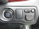 スマートなプッシュスタートボタンと電動格納リモコンドアミラーの調節スイッチです。