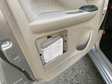 助手席側ドアに車検証を入れるスペースがあります。グローブボックスをフルに活用できます。
