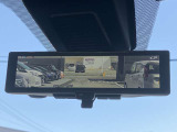 スマート・ルームミラーは、車両後方のカメラ映像をミラー面に映し出すので、同乗者や荷室の車内状況に影響されず後方視界が得られます。