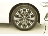 18インチのブラックのホイールが車の印象を引き締めます!タイヤもボルボ車専用タイヤなので心地よい乗り心地を体感できます。