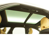 パノラマガラスサンルーフを装備しているので開放感ある車内空間を提供できます。