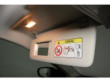 運転席と助手席には、照明とミラーが付いたサンバイザーを装備しています。