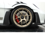 足元には「20/21インチ 911 GT3 RS 軽量鍛造マグネシウムホイールが装着されております。