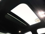 【サンルーフ】閉塞的な空間になりがちな車内の中で、開放感を与えてくれるサンルーフは大人気の装備です!