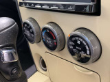オートエアコンで車内温度の調整もラクラクです。